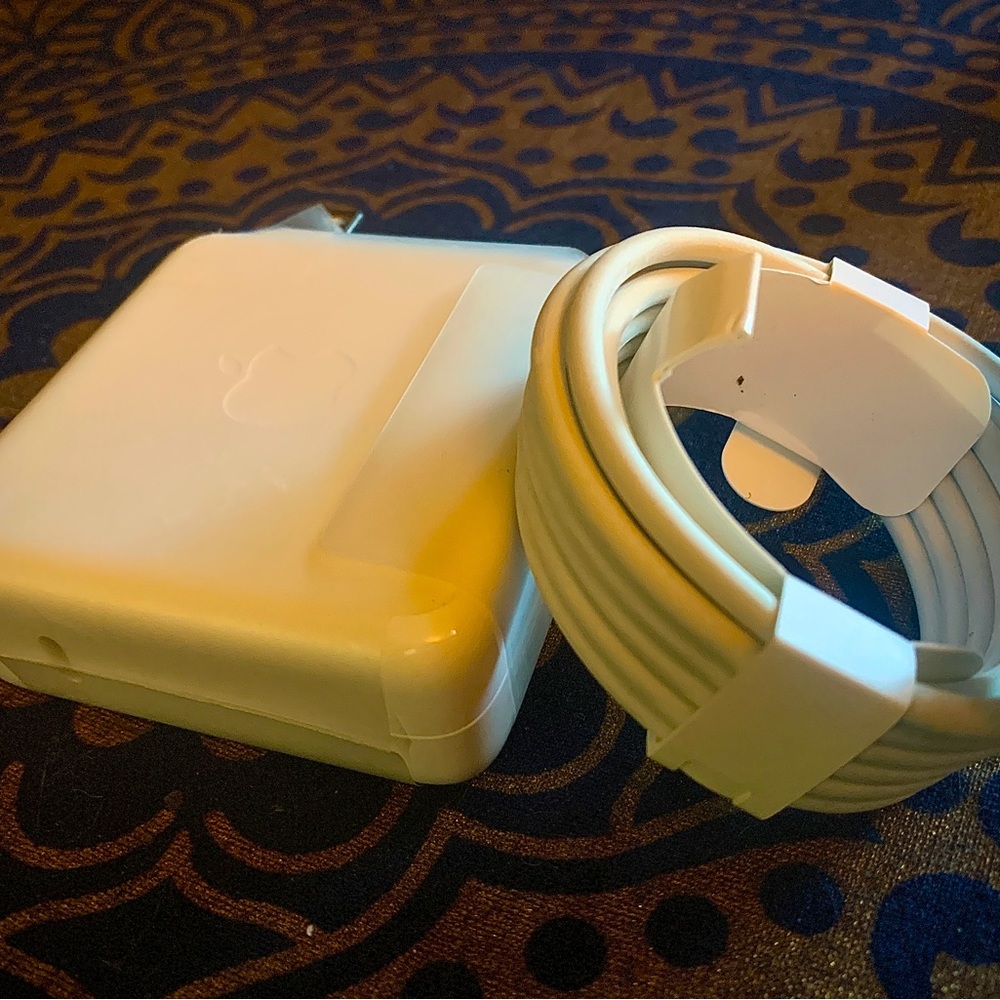 *BRAND NEW* Apple 61W USB-C Power Adapter for Macbooks w/ Usb-C cable